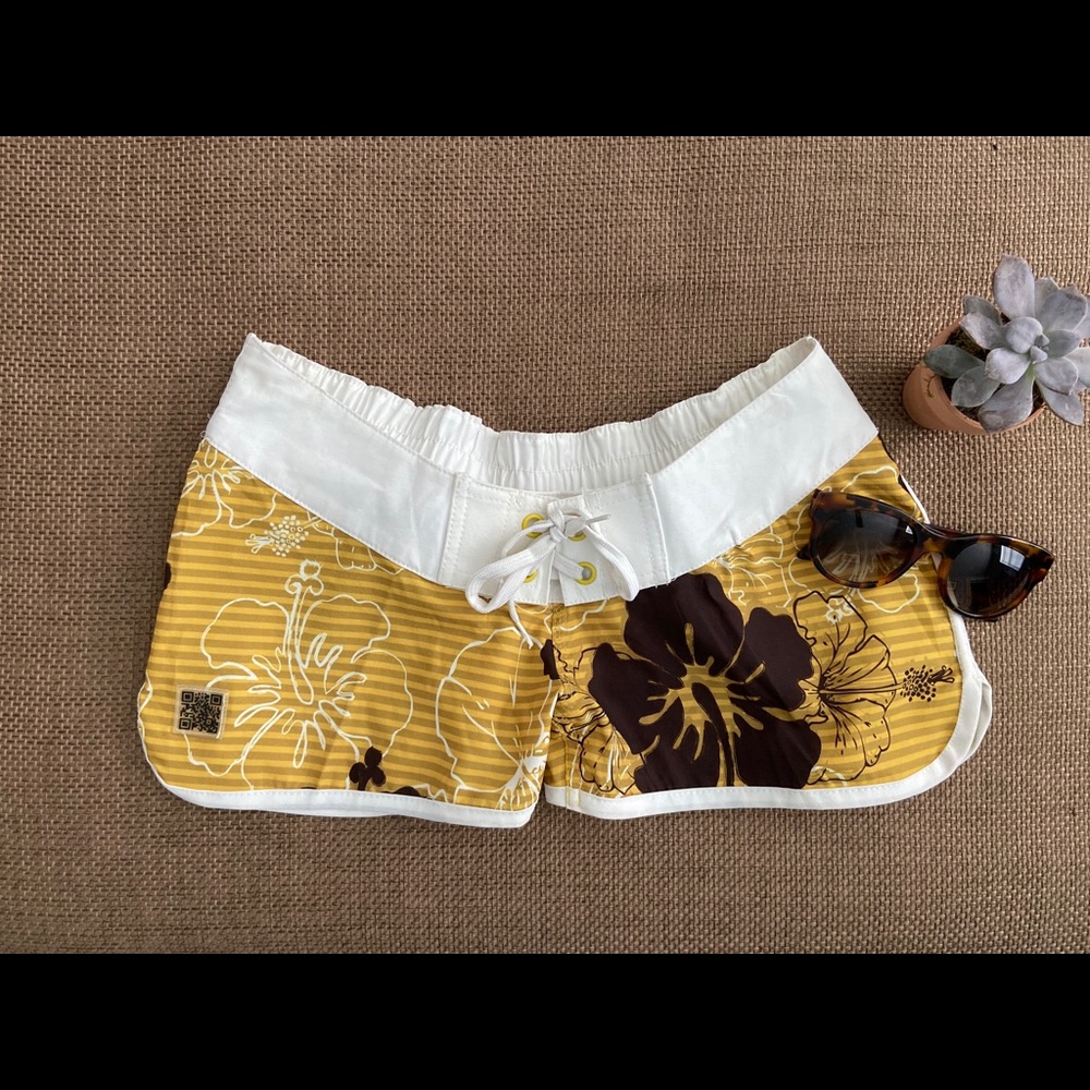🌴 Beach Shop • Striped + Floral Boardshorts